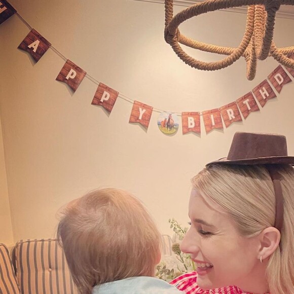 Emma Roberts et son fils Rhodes sur Instagram. Le 30 décembre 2021.