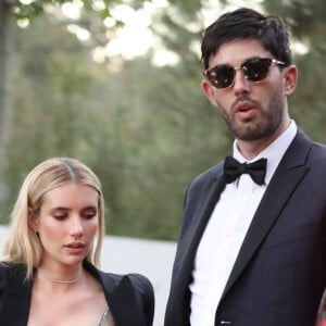 Emma Roberts arrive au mariage de Paris Hilton et Carter Reum à Los Angeles, le 11 novembre 2021.