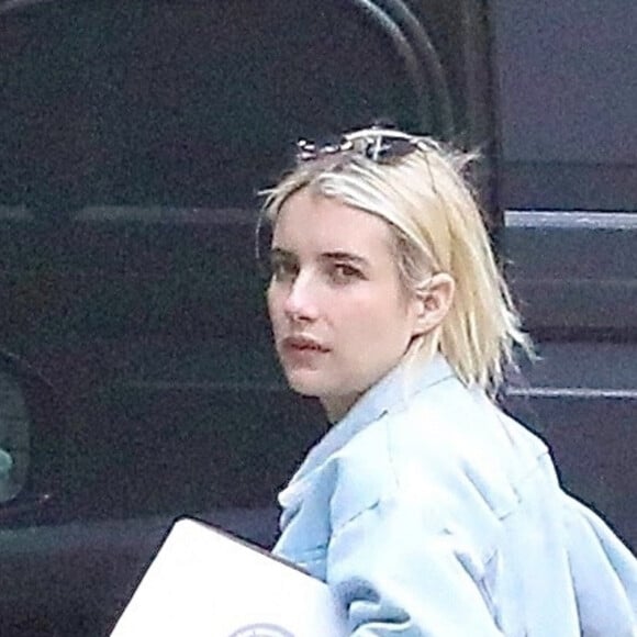 Exclusif - Emma Roberts arrive chez un ami à Los Angeles le 4 octobre 2021.