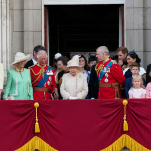 Le prince William, duc de Cambridge, et Catherine (Kate) Middleton, duchesse de Cambridge, le prince George de Cambridge, la princesse Charlotte de Cambridge, le prince Louis de Cambridge, Camilla Parker Bowles, duchesse de Cornouailles, le prince Charles, prince de Galles, la reine Elisabeth II d'Angleterre, le prince Andrew, duc d'York, le prince Harry, duc de Sussex, et Meghan Markle, duchesse de Sussex - La famille royale au balcon du palais de Buckingham lors de la parade Trooping the Colour 2019, célébrant le 93ème anniversaire de la reine Elisabeth II, Londres, le 8 juin 2019.