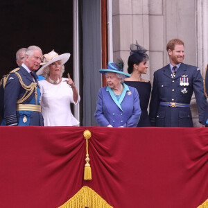 Le prince Charles, Camilla Parker Bowles, duchesse de Cornouailles, la reine Elisabeth II d'Angleterre, Meghan Markle, duchesse de Sussex (habillée en Dior Haute Couture par Maria Grazia Chiuri), le prince Harry, duc de Sussex, le prince William, duc de Cambridge, Kate Catherine Middleton, duchesse de Cambridge, la princesse Anne - La famille royale d'Angleterre lors de la parade aérienne de la RAF pour le centième anniversaire au palais de Buckingham à Londres. Le 10 juillet 2018