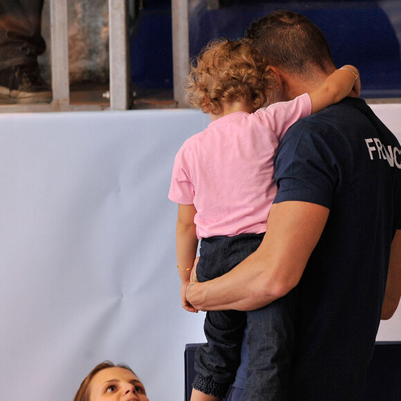 Laure Manaudou, Frederick Bousquet et leur fille Manon - Laure Manaudou s'est offert sa première medaille internationale depuis quatre ans en remportant l'argent sur le 100 m dos à l'Euro-2012 en petit bassin. Chartres, le 23 novembre 2012