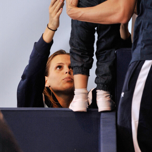 Laure Manaudou, Frederick Bousquet et leur fille Manon - Laure Manaudou s'est offert sa première medaille internationale depuis quatre ans en remportant l'argent sur le 100 m dos à l'Euro-2012 en petit bassin. Chartres, le 23 novembre 2012