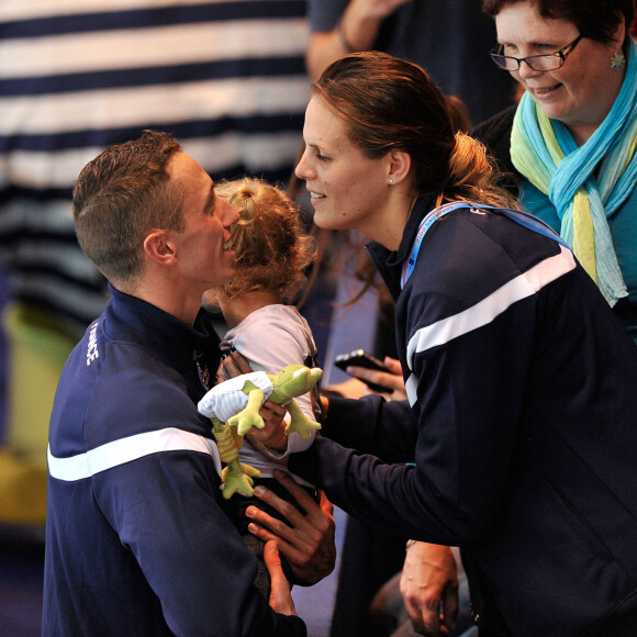 Laure Manaudou avec sa fille Manon felicite son compagnon Frederick Bousquet, vainqueur du relais masculin 4x50m 4 nages lors des Championnats d' Europe de Natation a Chartres le 22 novembre 2012.