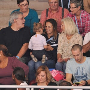 Laure Manaudou, sa fille Manon et ses parents dans les tribunes pour assister a la victoire de l'equipe de France du relais masculin 4x50m 4 nages lors du Championnat d' Europe de Natation a Chartres le 22 novembre 2012.