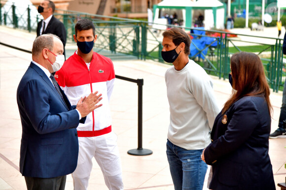 Le prince Albert II de Monaco, Novak Djokovic, Melanie de Massy, la fille de la baronne Elisabeth Ann de Massy, et Rafael Nadal, durant le dévoilement d'un plaque en hommage à la Baronne Elisabeth Ann de Massy, présidente de la fédération monégasque de tennis et du Monte-Carlo Country Club au début du Rolex Monte-Carlo Masters 2021, le 11 avril 2021. © Bruno Bebert / Bestimage