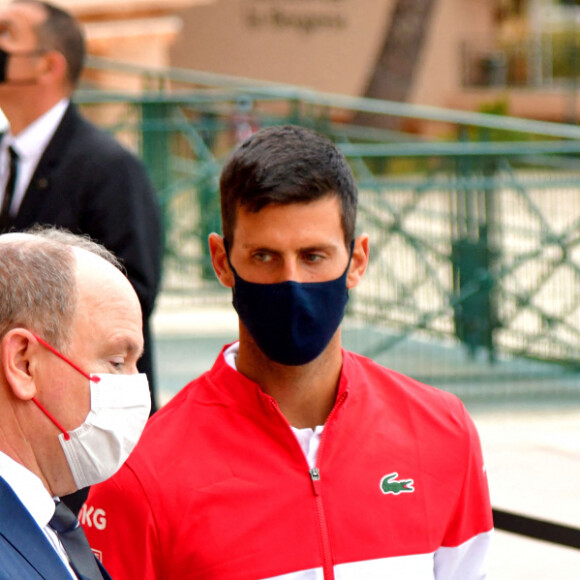 Le prince Albert II de Monaco, Novak Djokovic, Melanie de Massy, la fille de la baronne Elisabeth Ann de Massy, et Rafael Nadal, durant le dévoilement d'un plaque en hommage à la Baronne Elisabeth Ann de Massy, présidente de la fédération monégasque de tennis et du Monte-Carlo Country Club au début du Rolex Monte-Carlo Masters 2021, le 11 avril 2021. © Bruno Bebert / Bestimage