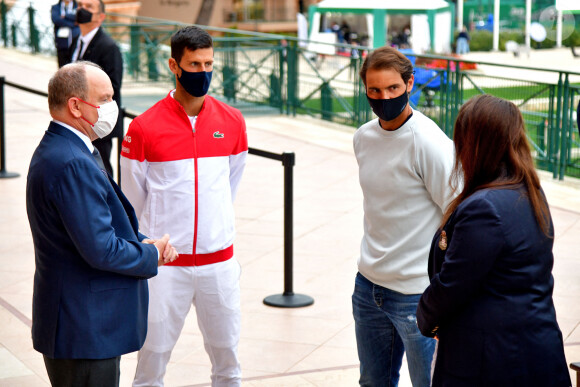 Le prince Albert II de Monaco, Novak Djokovic, Melanie de Massy, la fille de la baronne Elisabeth Ann de Massy, et Rafael Nadal, durant le dévoilement d'un plaque en hommage à la Baronne Elisabeth Ann de Massy, présidente de la fédération monégasque de tennis et du Monte-Carlo Country Club au début du Rolex Monte-Carlo Masters 2021, le 11 avril 2021. © Bruno Bebert / Bestimage