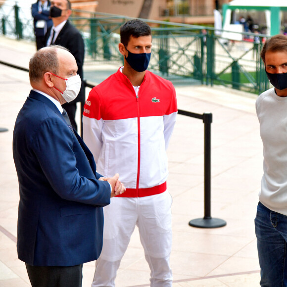 Le prince Albert II de Monaco, Novak Djokovic, Melanie de Massy, la fille de la baronne Elisabeth Ann de Massy, et Rafael Nadal, durant le dévoilement d'un plaque en hommage à la Baronne Elisabeth Ann de Massy, présidente de la fédération monégasque de tennis et du Monte-Carlo Country Club au début du Rolex Monte-Carlo Masters 2021, le 11 avril 2021. © Bruno Bebert / Bestimage