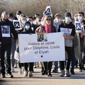 Lolita ( cousine de Delphine Jubillar, écharpe rose) - La famille et les proches se sont réunis pour une marche blanche en hommage à Delphine Jubillar, l'infirmière de 33 ans, disparue il y a un an, à Cagnac-les-Mines. Le 19 décembre 2021 © Patrick Bernard / Bestimage