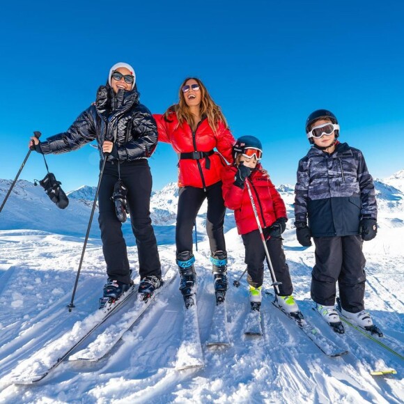 Vitaa (enceinte) en famille au ski sur Instagram, janvier 2022.