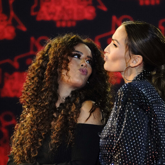 Amel Bent (enceinte), Vitaa lors de la 23ème édition des NRJ Music Awards 2021 au Palais des Festivals de Cannes, le 20 novembre 2021.