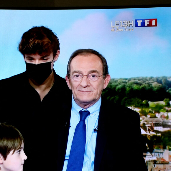 Sa famille, sa femme Nathalie Marquay, leur fils Tom Pernaut, Lou Pernaut et son petit Fils Léo - Dernier JT de Jean-Pierre Pernaut sur TF1 aprés 33 ans de présentation. Paris, le 18 Décembre 2020. © Dominique Jacovides / Bestimage