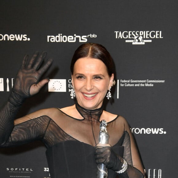 Juliette Binoche reçoit le prix European Achievement in World Cinema Award - European Film Awards 2019 à Berlin. Le 7 décembre 2019.