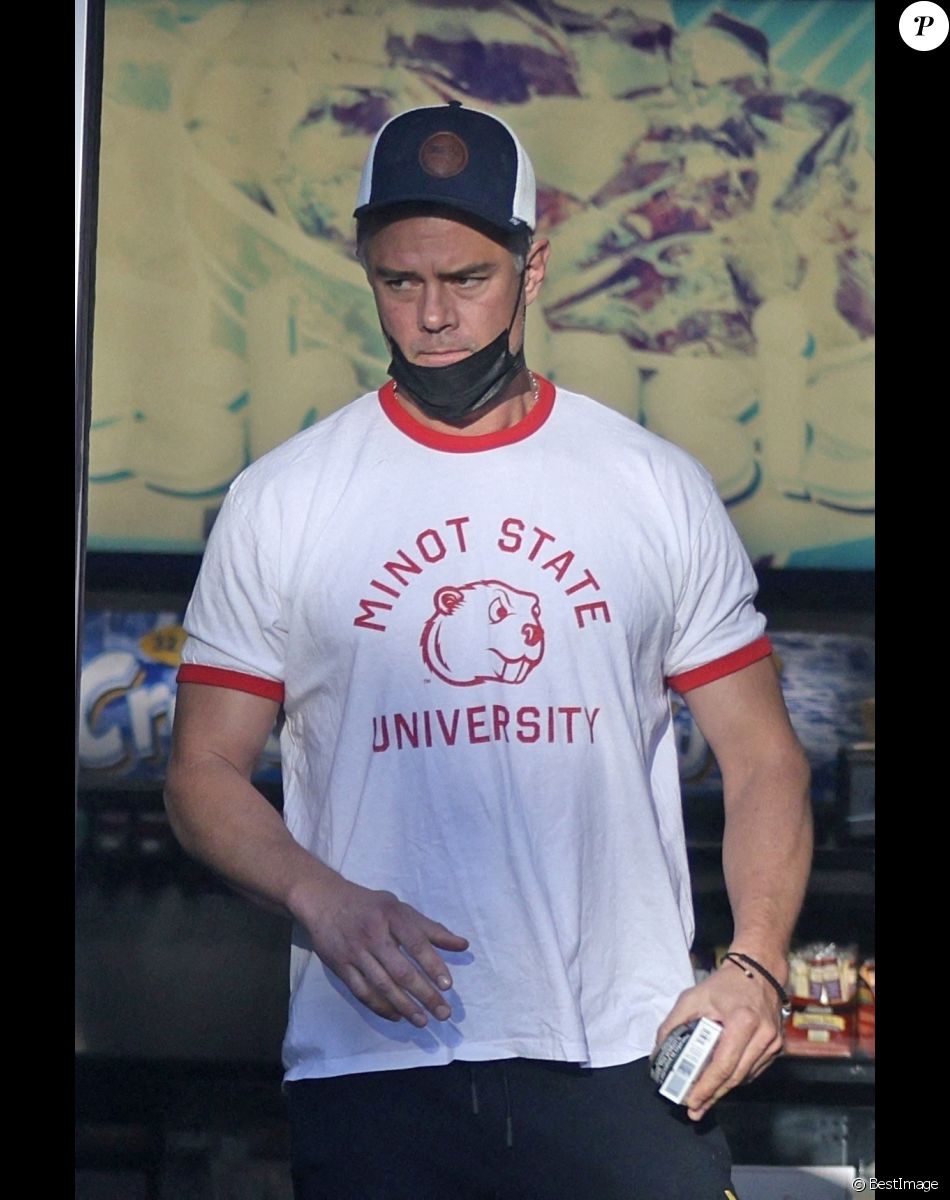 Exclusif - Josh Duhamel est passé prendre du café et des cigarettes à Los Angeles, le 5 novembre 2021.