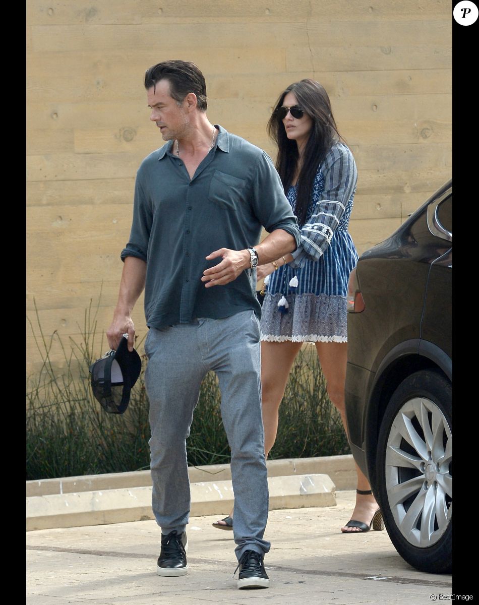 Exclusif - Josh Duhamel et sa compagne Audra Mari se baladent en amoureux dans les rues de Los Angeles, le 16 août 2021.