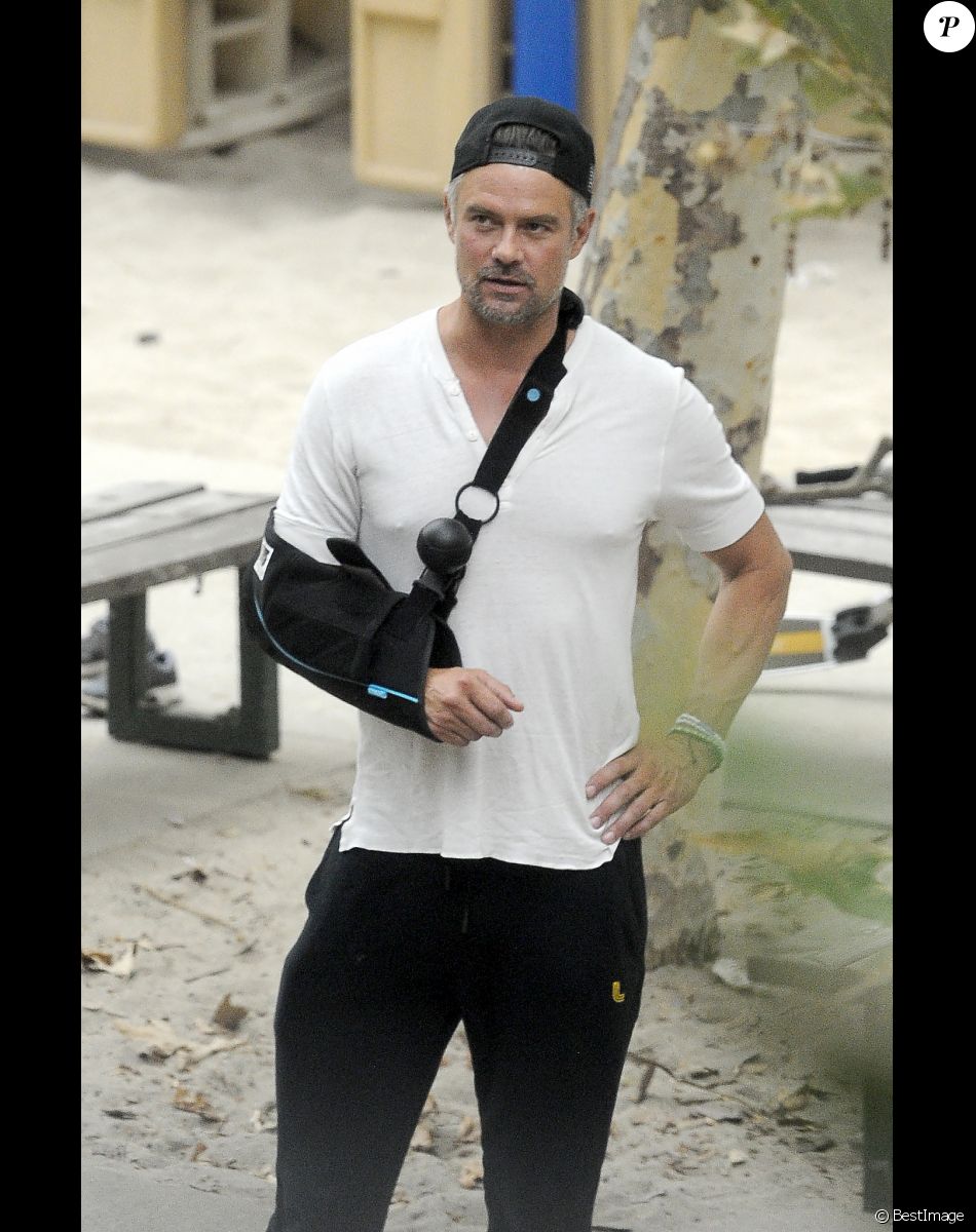 Josh Duhamel se promène avec son fils Axl dans un parc à Los Angeles, le 9 septembre 2020.