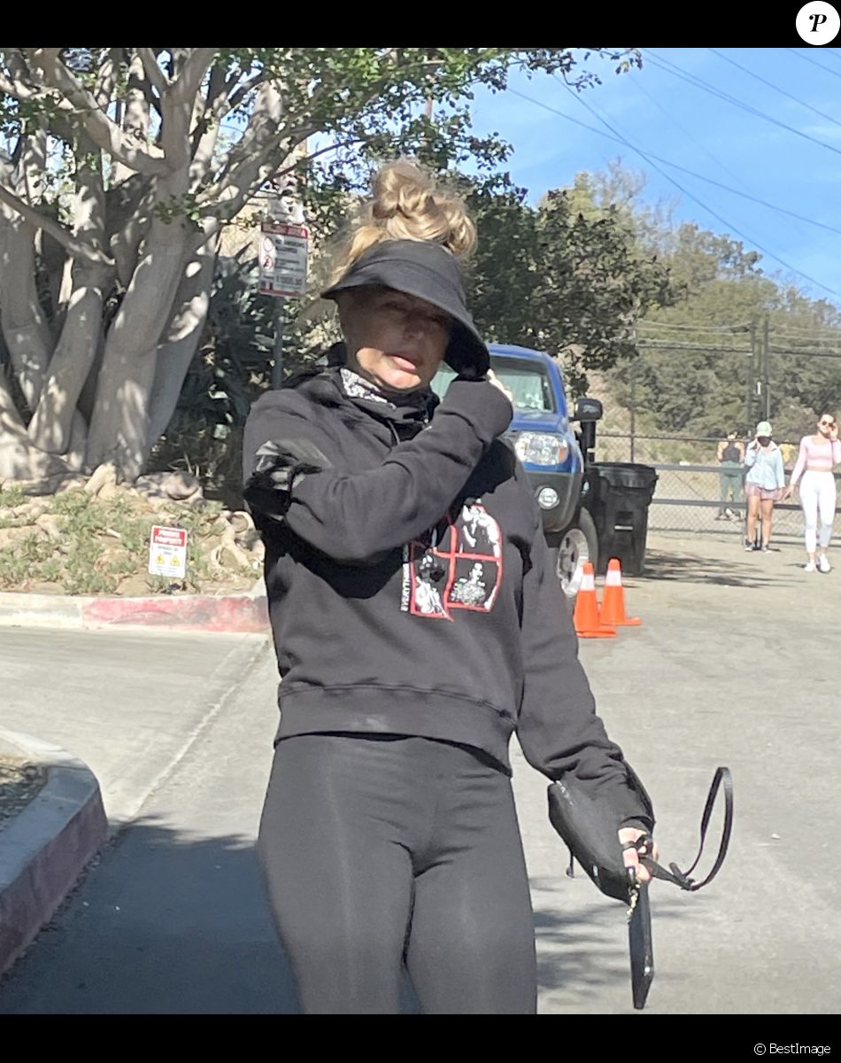 Exclusif - Fergie fait une randonnée au lendemain de Thanksgiving à Los Angeles, le 26 novembre 2021.