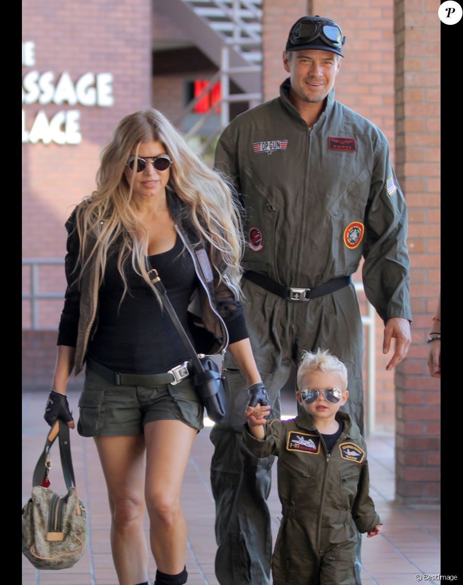 Josh Duhamel et Fergie arrivent à la fête d'anniversaire de leur fils Axl (2 ans) à Brentwood Los Angeles, le 29 Août 2015.