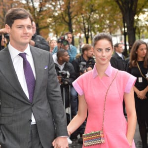 Benjamin Walker et sa compagne Kaya Scodelario - Arrivées au défilé de mode "Chanel", collection prêt-à-porter printemps-été 2016, à Paris. Le 6 octobre 2015.