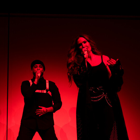Exclusif - Vitaa et Slimane sur la scène de l'AccorHotels Arena à Paris pour leur tournée " Versus Tour" le 22 octobre 2021. © Tiziano Da Silva / Bestimage 