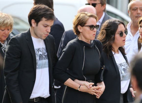 Cendrine Dominguez et ses enfants Léa et Léo - Obsèques de Patrice Dominguez en la Basilique Sainte-Clotilde à Paris le 15 avril.