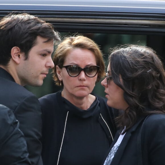 Cendrine Dominguez et ses enfants Léa et Léo - Obsèques de Patrice Dominguez en la Basilique Sainte-Clotilde à Paris le 15 avril.