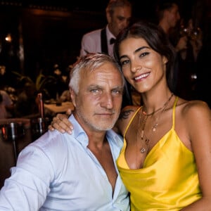 David Ginola et sa compagne Maeva Denat - Les people font la fête à la Gioia à Saint-Tropez. Eté 2020. © Arthur Wilhelm via Bestimage