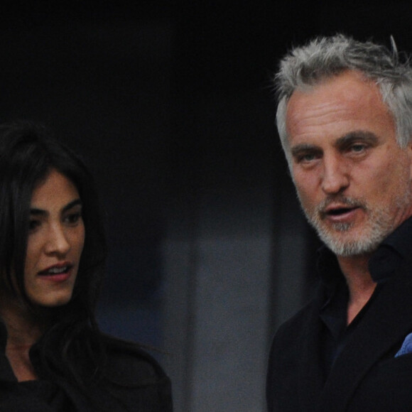 David Ginola et sa compagne Maeva Denat - People au match de football entre l'Olympique de Marseille et le Paris-Saint-Germain au stade vélodrome à Marseille le 26 février 2017. Ultra-dominateur, le PSG s'est imposé facilement à Marseille (5-1)