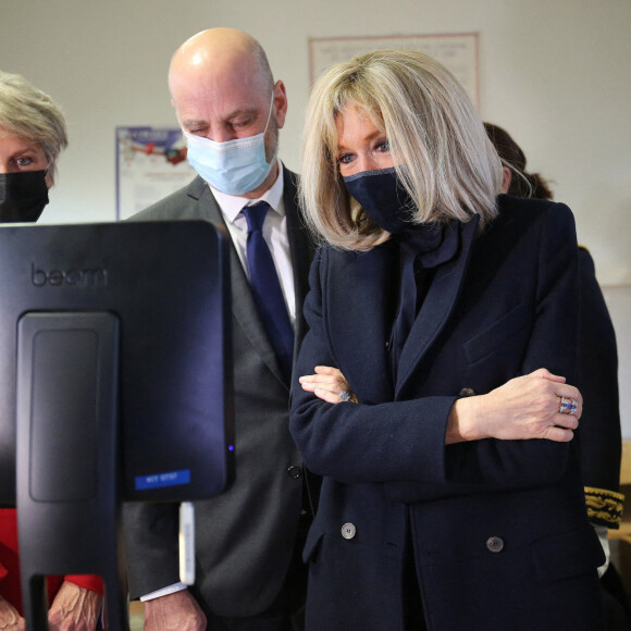La première Brigitte Macron et Jean-Michel Blanquer, ministre de l'éducation nationale, visitent l'école primaire Jules Ferry à Ormesson sur Marne pour pour se familiariser avec des systèmes robotisés qui permettent aux élèves, souffrant d'une longue maladie, de pouvoir suivre leur scolarité le 3 décembre 2021. © Panoramic / Bestimage