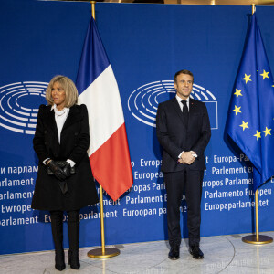 Le président de la République française, Emmanuel Macron entre sa femme la Première Dame, Brigitte Macron et David Maria Sassoli, président du Parlement européen lors de la cérémonie en hommage à l'ancien président .G.d'Estaing, à l'occasion du premier anniversaire de son décés, au Parlement Européen à Strasbourg, France, le 2 décembre 2021. © Sipa/Pool/Bestimage