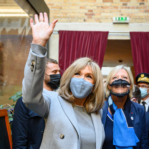 Arrivée de Brigitte Macron, la Première Dame française accompagnée de Sophie Cluzel, secrétaire d'Etat en charge des personnes handicapées au déjeuner du DuoDay à l'établissement médico-social ESAT Bastille - Les ailes déployées à Paris, France, le 18 janvier 2021. © Eric Tschaen/Pool/Bestimage