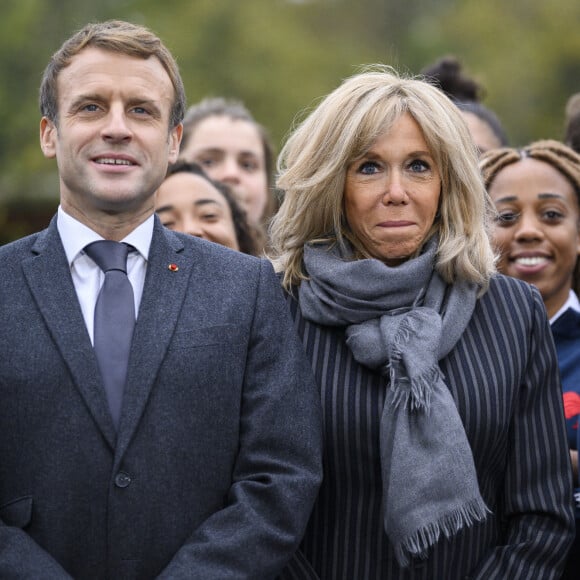 Le président de la République française, Emmanuel Macron et sa femme la Première Dame, Brigitte Macron - Le Président de la République française et sa femme la Première Dame au Centre National de Rugby de Marcoussis, dans l'Essonne, pour rencontrer les équipes du XV de France. © Eliot Blondet/Pool/Bestimage