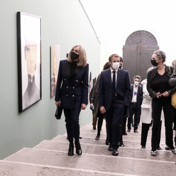 Le président de la République française, Emmanuel Macron et sa femme la Première dame, Brigitte Macron visitent une exposition de la photographe française Natacha Lesueur à la Villa Medicis Académie française de Rome, Italie, le 29 octobre 2021, à la veille d'un sommet du G20. En présence du directeur de la Villa Médicis, Sam Stourdze. © Stéphane Lemouton/Bestimage