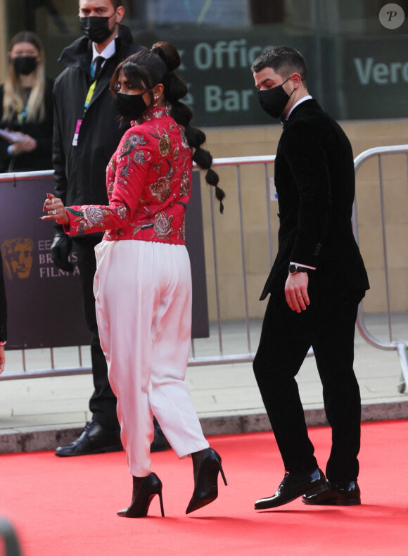 Priyanka Chopra et son mari Nick Jonas arrivent à la cérémonie des BAFTA à Londres, le 11 avril 2021.