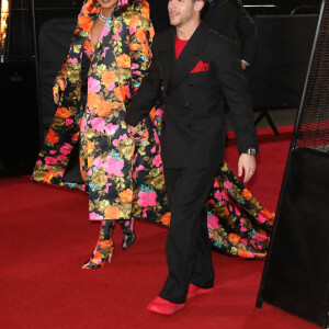 Priyanka Chopra et son mari Nick Jonas arrivent à la soirée des "British Fashion Awards 2021" à Londres, le 29 novembre 2021.