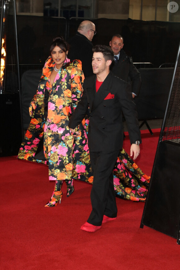 Priyanka Chopra et son mari Nick Jonas arrivent à la soirée des "British Fashion Awards 2021" à Londres, le 29 novembre 2021.