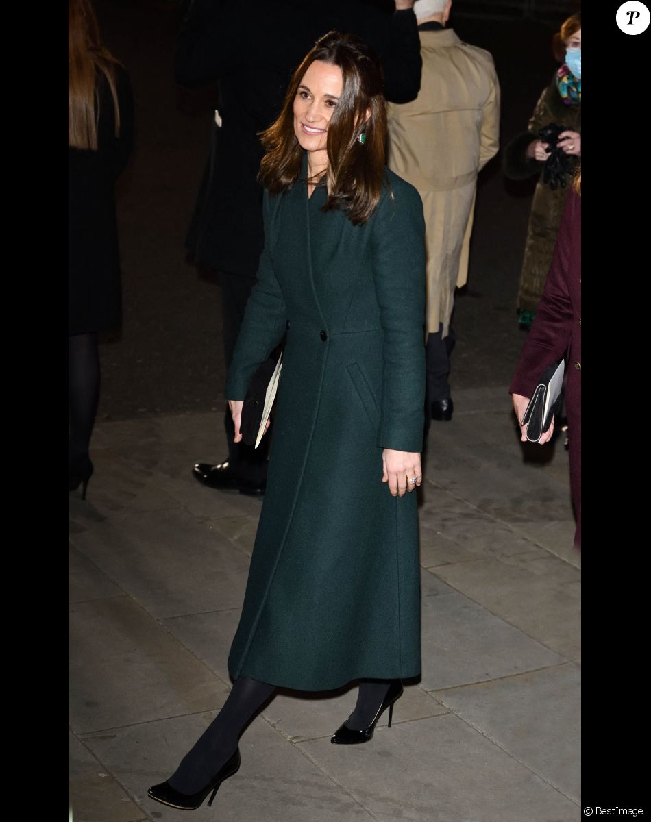 Pippa Middleton - La famille royale arrive au service de chant communautaire Together At Christmas à l'abbaye de Westminster à Londres le 8 décembre 2021.