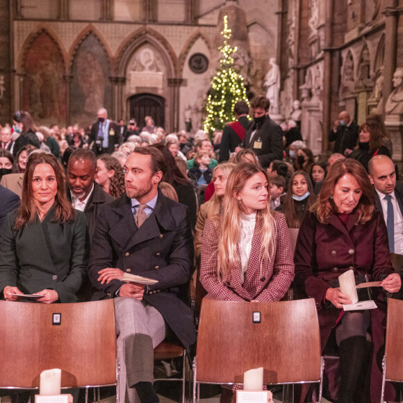 La famille de la duchesse de Cambridge, Pippa Middleton, James Middleton, ses parents, Michael (à droite) et Carol (deuxième à droite) assistent au service de chant communautaire Together At Christmas à l'abbaye de Westminster, à Londrtes, Royaume Uni, le 8 décembre 2021.