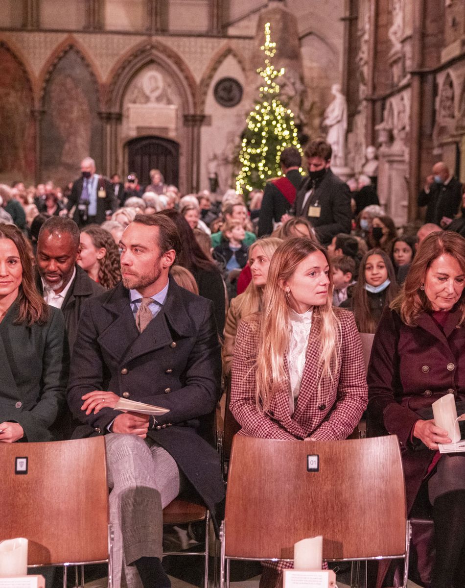 La famille de la duchesse de Cambridge, Pippa Middleton, James Middleton, ses parents, Michael (à droite) et Carol (deuxième à droite) assistent au service de chant communautaire Together At Christmas à l'abbaye de Westminster, à Londrtes, Royaume Uni, le 8 décembre 2021.