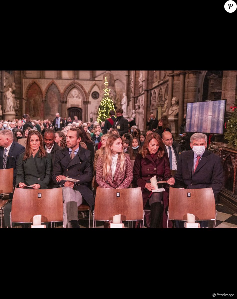 La famille de la duchesse de Cambridge, Pippa Middleton, James Middleton, ses parents, Michael (à droite) et Carol (deuxième à droite) assistent au service de chant communautaire Together At Christmas à l'abbaye de Westminster, à Londrtes, Royaume Uni, le 8 décembre 2021.