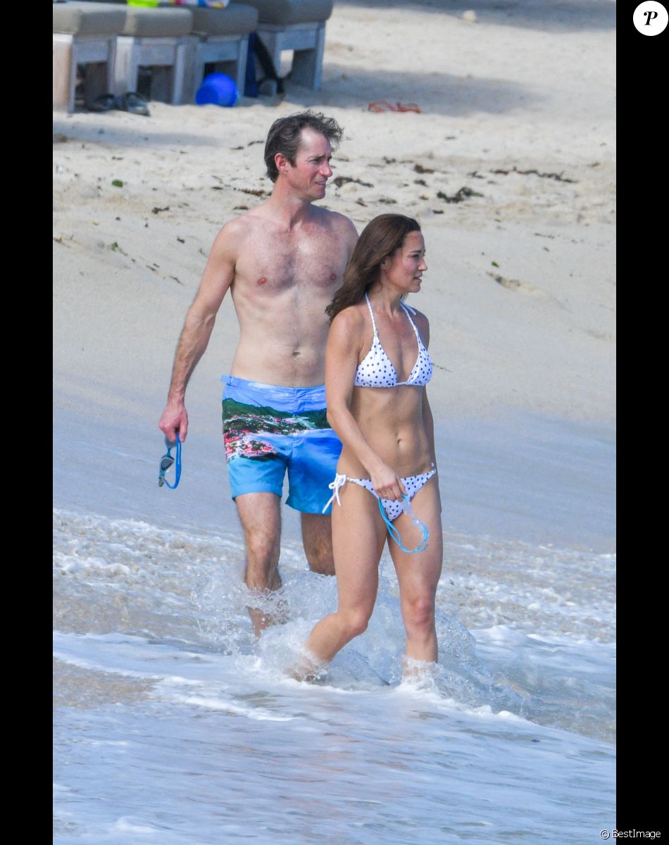 Pippa Middleton, son mari James Matthews - Pippa Middleton se baigne dans les eaux bleues de Saint Barthélemy avec sa famille le 25 décembre 2019.
