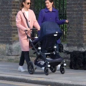 Pippa Middleton se promène avec son fils arthur, ses chiens et une amie à Londres le 15 avril 2019.
