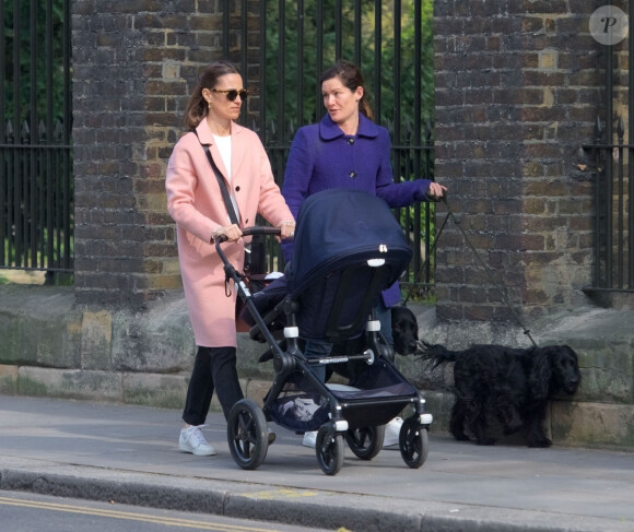 Pippa Middleton se promène avec son fils arthur, ses chiens et une amie à Londres le 15 avril 2019.