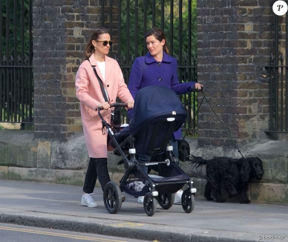 Pippa Middleton se promène avec son fils arthur, ses chiens et une amie à Londres le 15 avril