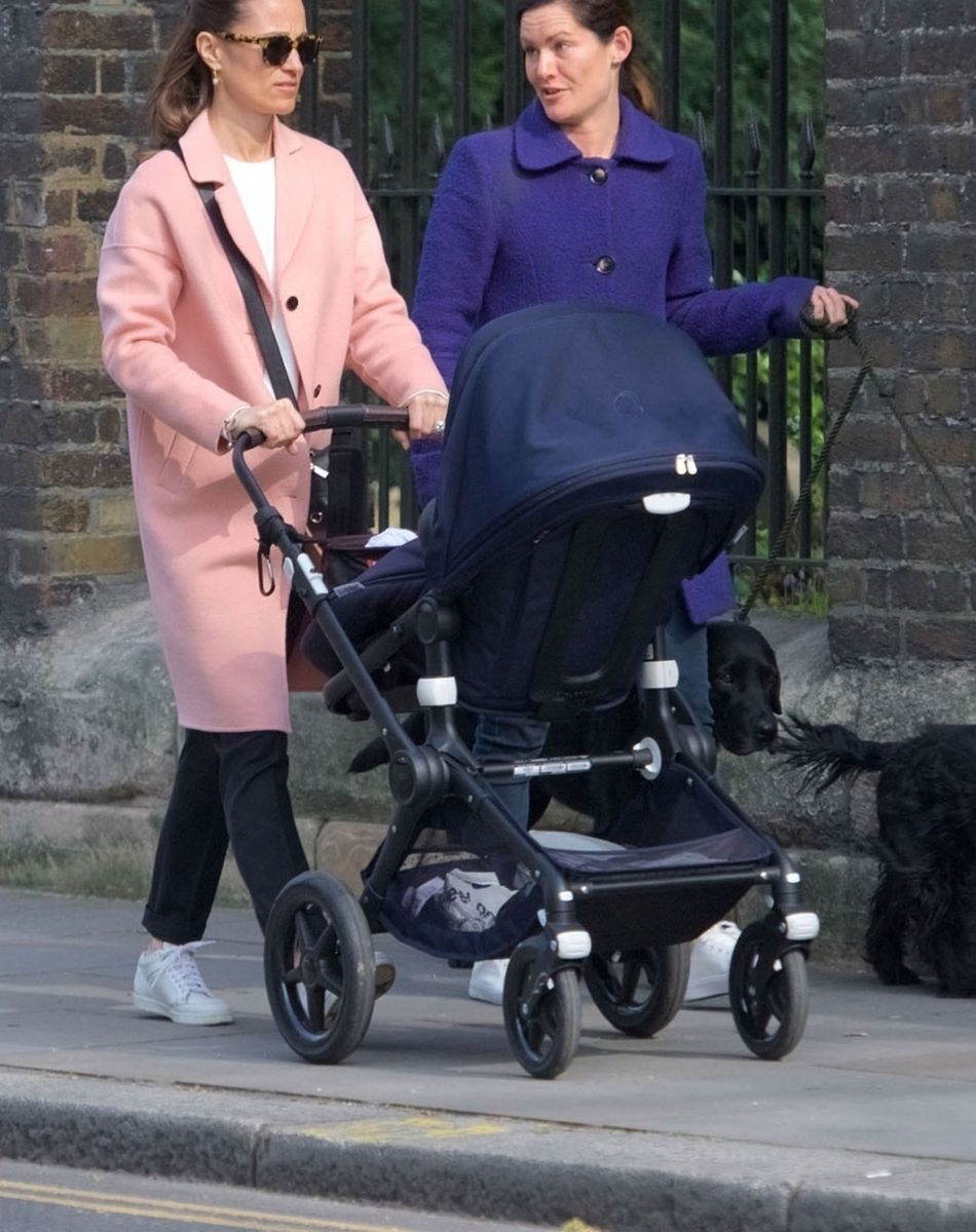 Pippa Middleton se promène avec son fils arthur, ses chiens et une amie à Londres le 15 avril 2019.