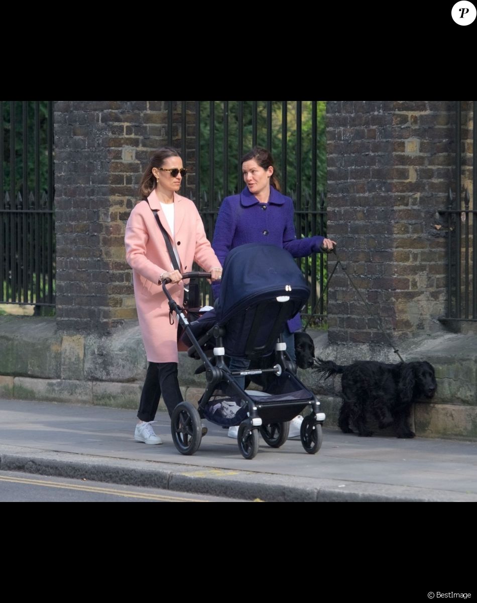 Pippa Middleton se promène avec son fils arthur, ses chiens et une amie à Londres le 15 avril 2019.