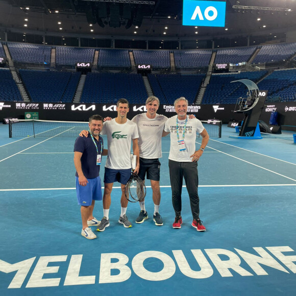 Novak Djokovic pose avec son staff et remercie ses soutiens sur les réseaux sociaux. © Novak Djokovic/Twitter via Bestimage