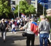 De nombreux manifestants se sont regroupés devant l'hôtel, où Novak Djokovic a été placé, pour protester contre les conditions de détention des réfugiés qui s'y trouvent. D'autres manifestants sont venus soutenir leur idole, qui devait participer à l'Open de Tennis d'Australie. Le numéro 1 mondial avait été testé positif au COVID-19 au mois de décembre. Melbourne, le 8 janvier 2022