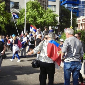 De nombreux manifestants se sont regroupés devant l'hôtel, où Novak Djokovic a été placé, pour protester contre les conditions de détention des réfugiés qui s'y trouvent. D'autres manifestants sont venus soutenir leur idole, qui devait participer à l'Open de Tennis d'Australie. Le numéro 1 mondial avait été testé positif au COVID-19 au mois de décembre. Melbourne, le 8 janvier 2022